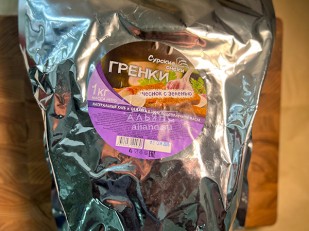 Мучные полоски КРАСНЫЕ со вкусом пряной говядины 76 гр: Деревенские гренки со вкусом чеснока и зеленью (Сурские)